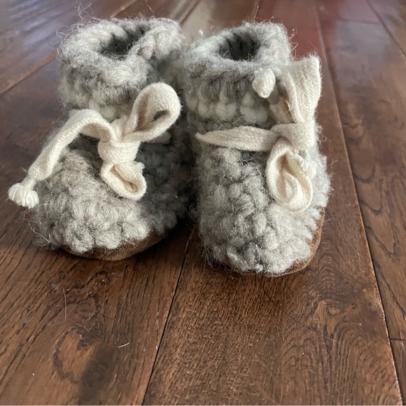 Warm and cozy baby booties! - Picture 2 of 6